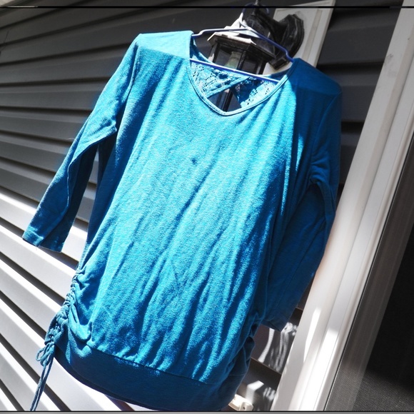 Tops - Picture 3 of 5